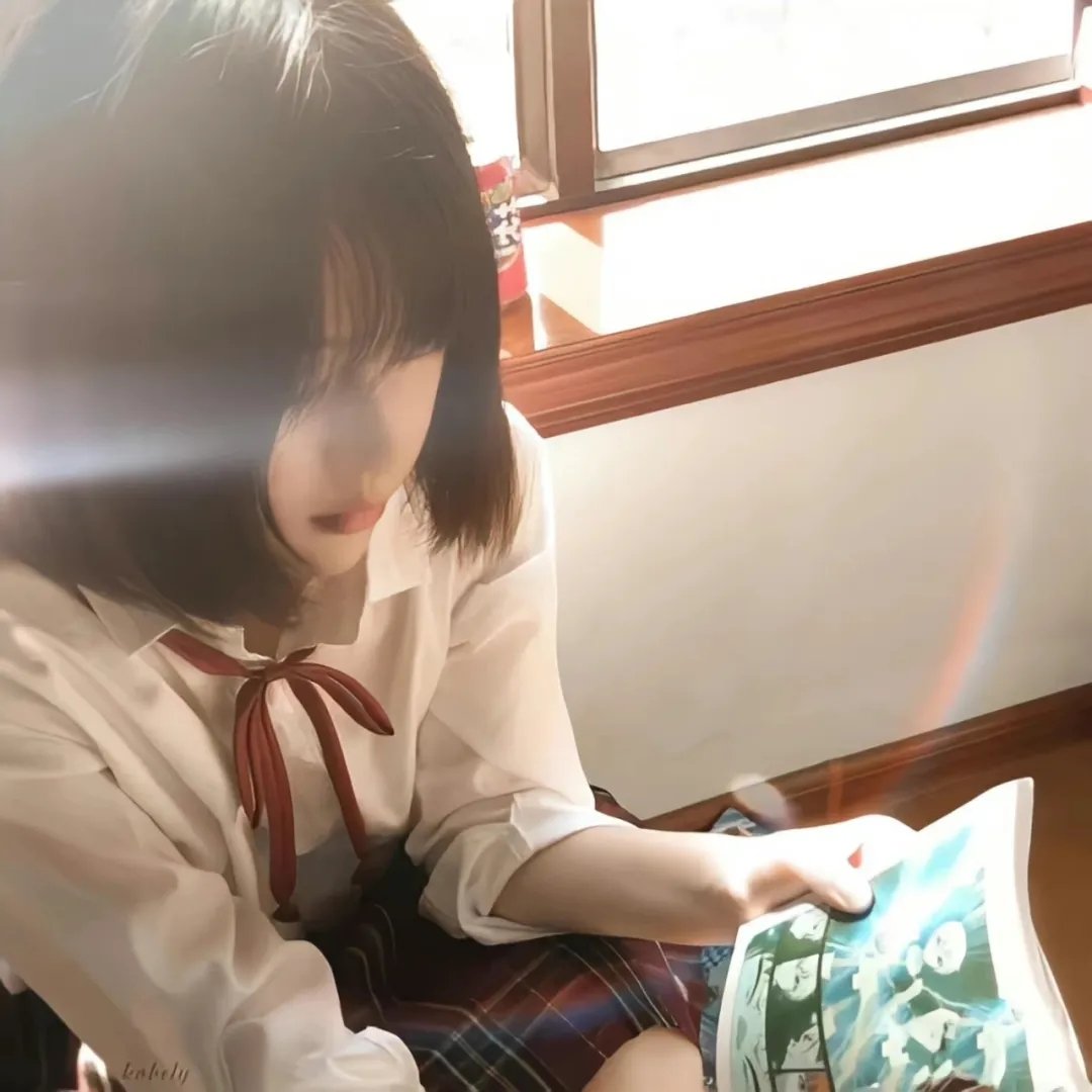 坐在酒吧里吃蛋糕